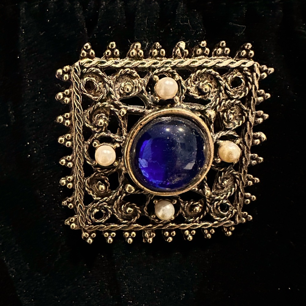 Vintage gold/pearl/cobalt cabochon brooch